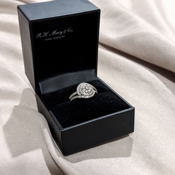 R.H. Macy & Co. Fine jewelry silver ring about size 9 - Picture 1 of 4